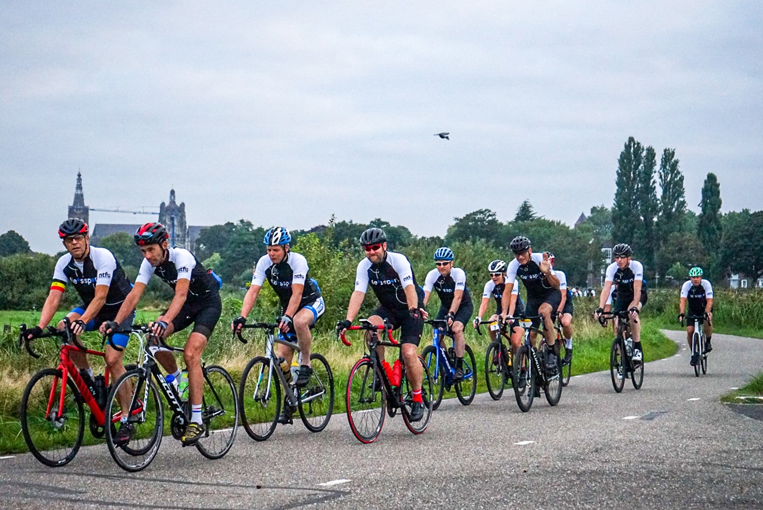 Wielrenners zijn vertrokken in Den Bosch om te fietsen naar Parijs