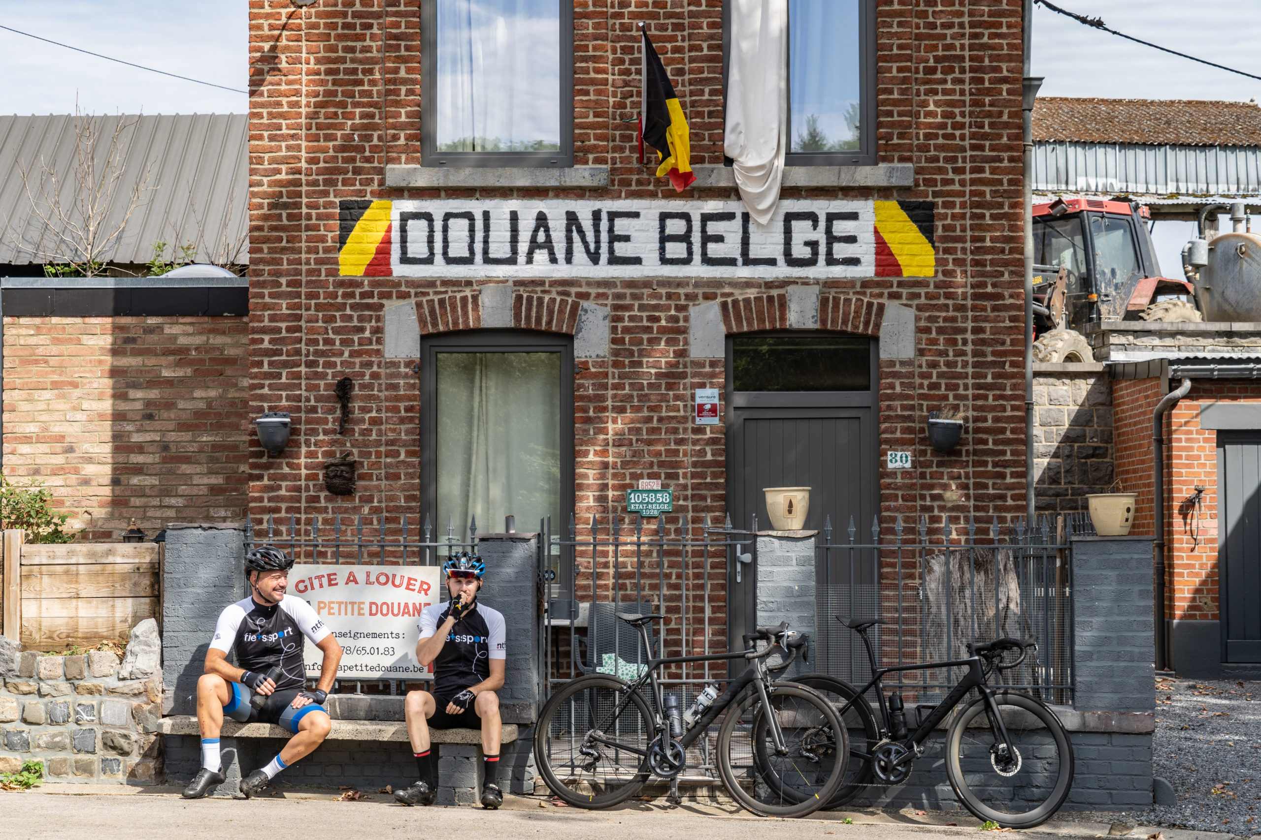 Wielrenners houden even pauze bij de grens van België Frankrijk