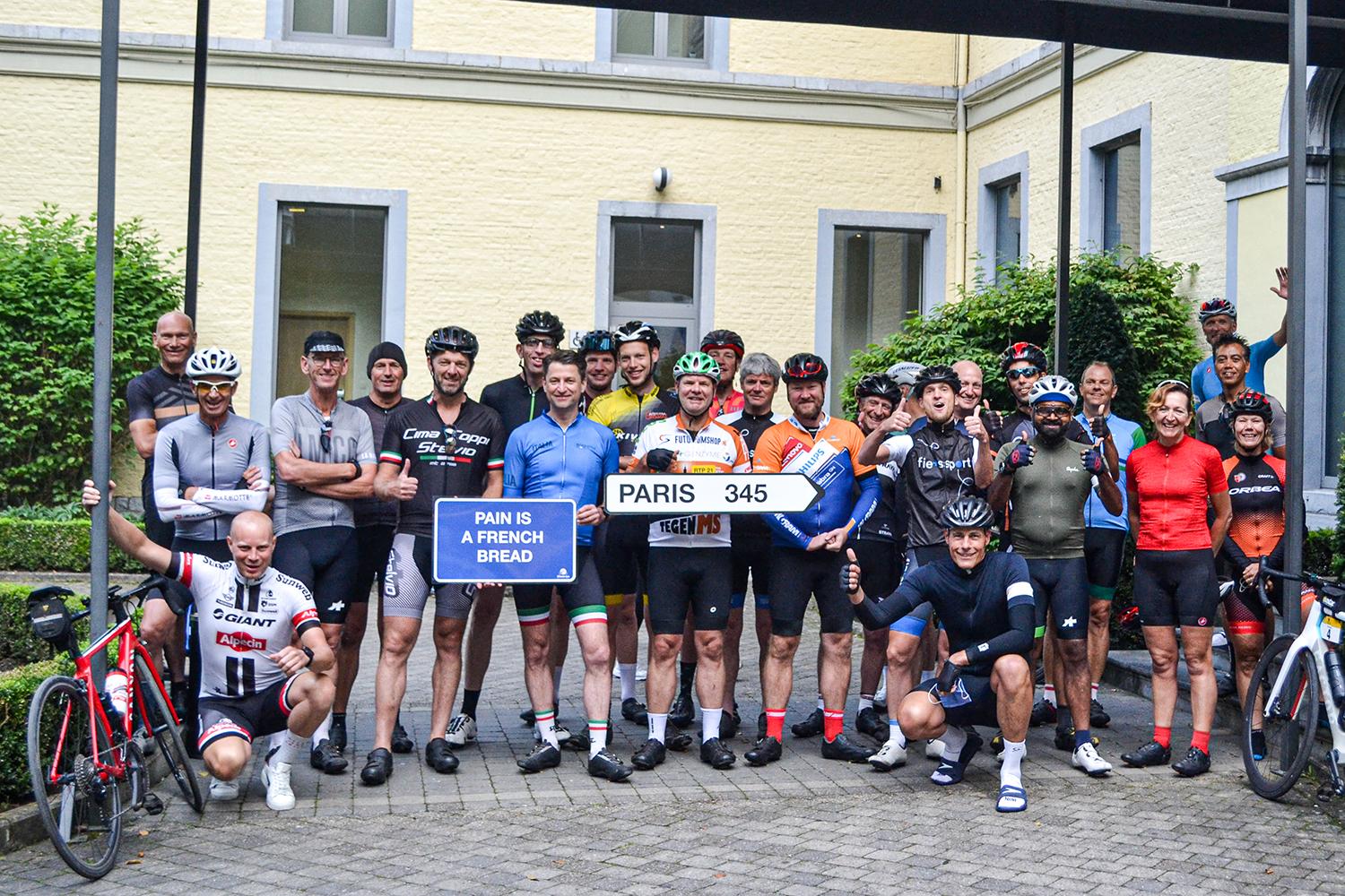 Fietsers nemen groepsfoto voordat ze verder fietsen vanuit Dinant naar Parijs