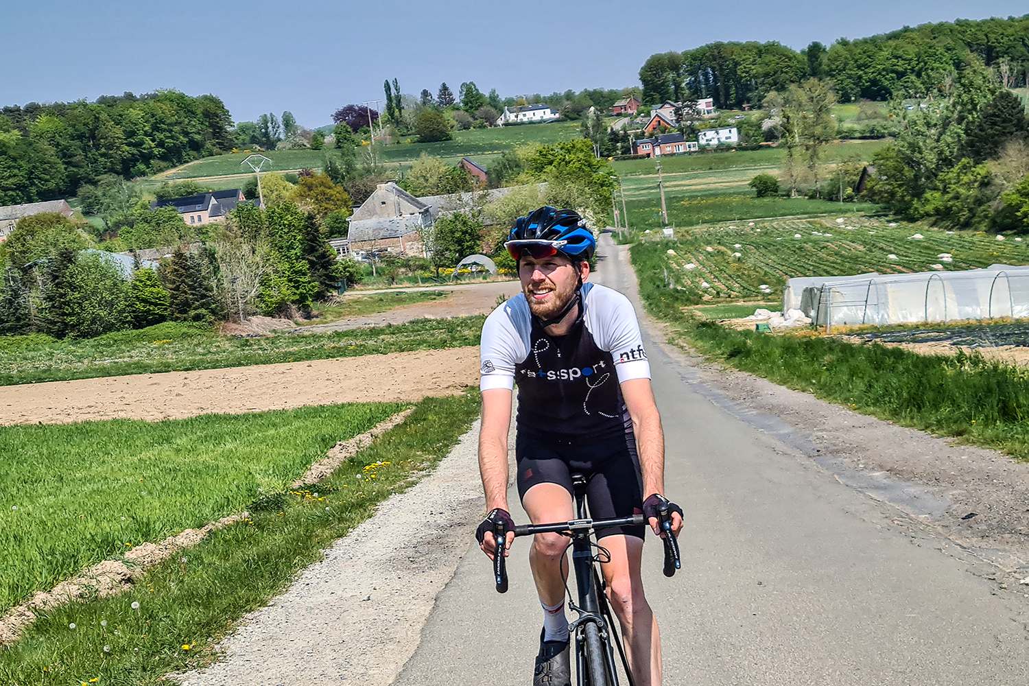 Wielrenner met fietssport jersey aan fietst over prachtige wegen vanuit Namen naar Parijs