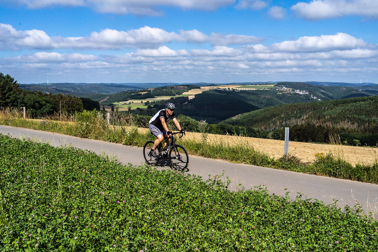 Five Countries fietser geniet van het uitzicht tijdens fietsreis luxemburg