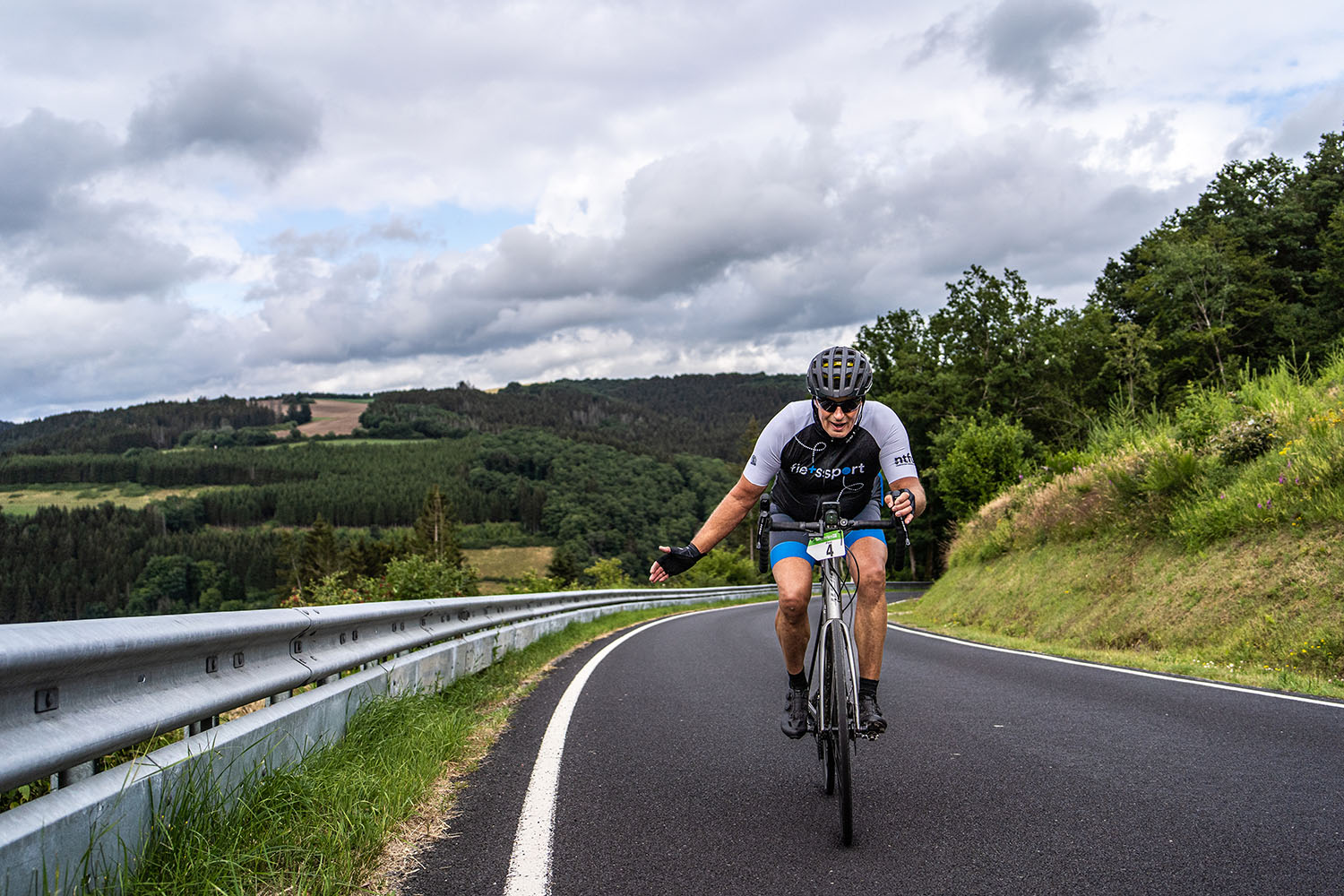 Five Countries fietser klimt op heuvel in luxemburg