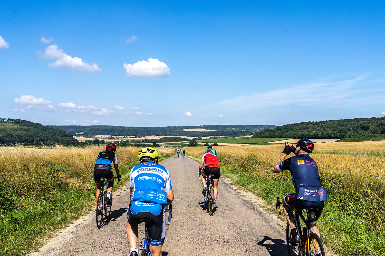 Five Countries fietsers genieten van uitzicht frankrijk tijdens fietsreis