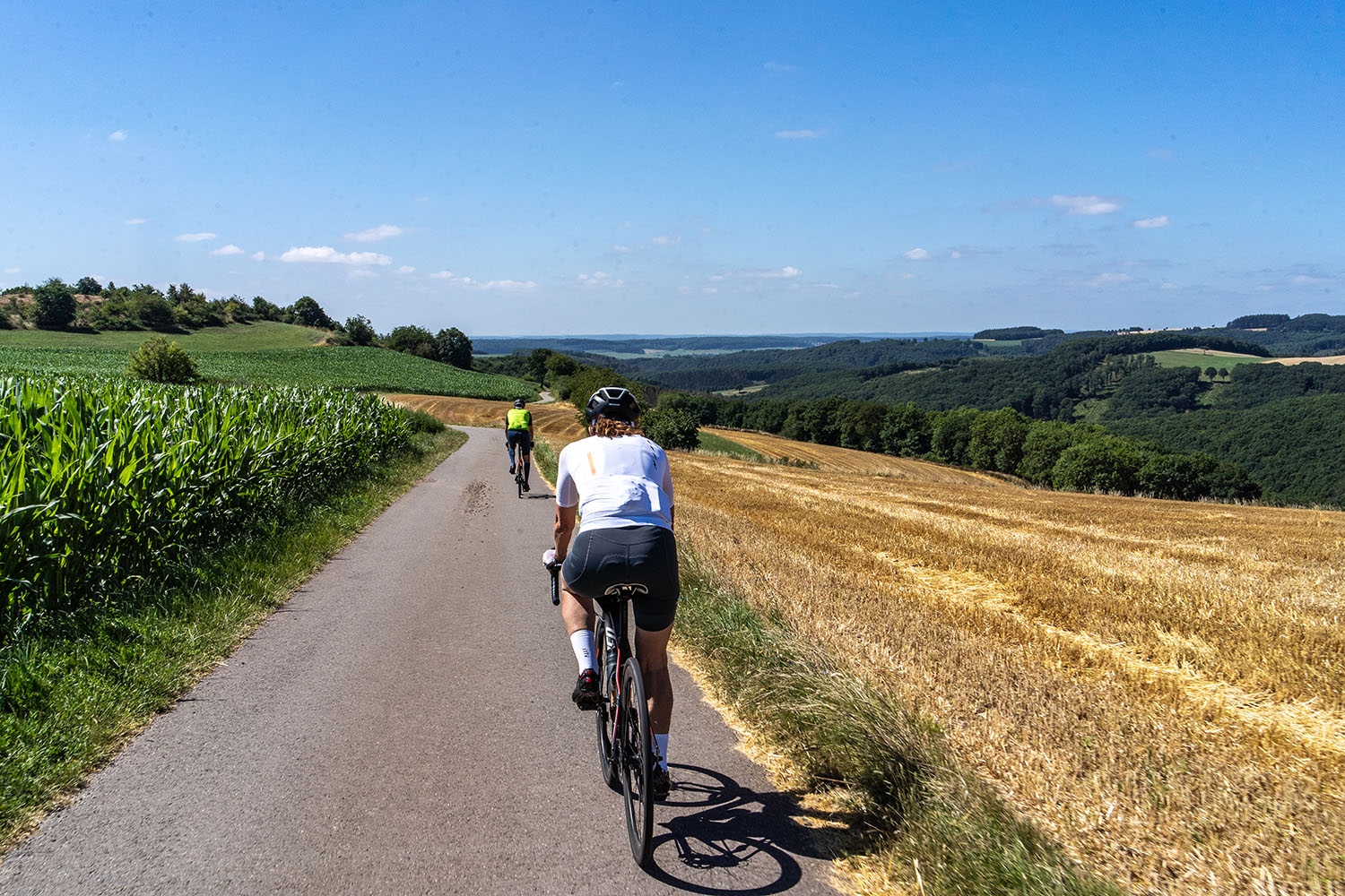 Five Countries fietsers in afdaling in mooi Luxemburg
