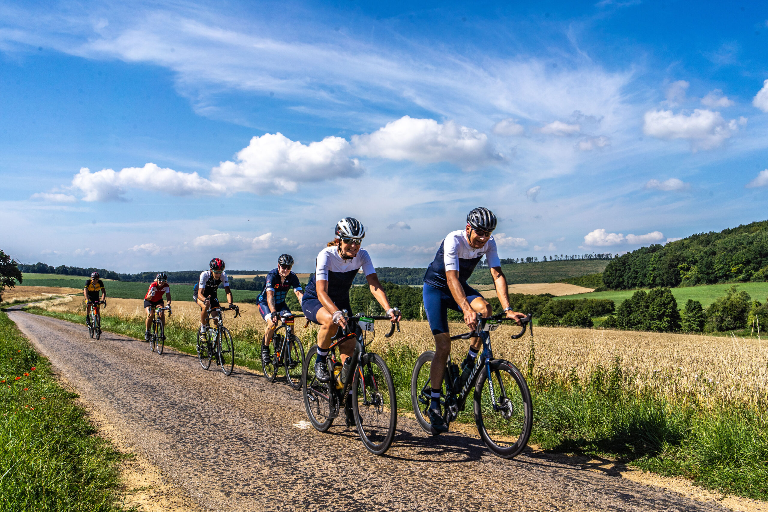 Five Countries fietsers in groep in het mooie franse landschap