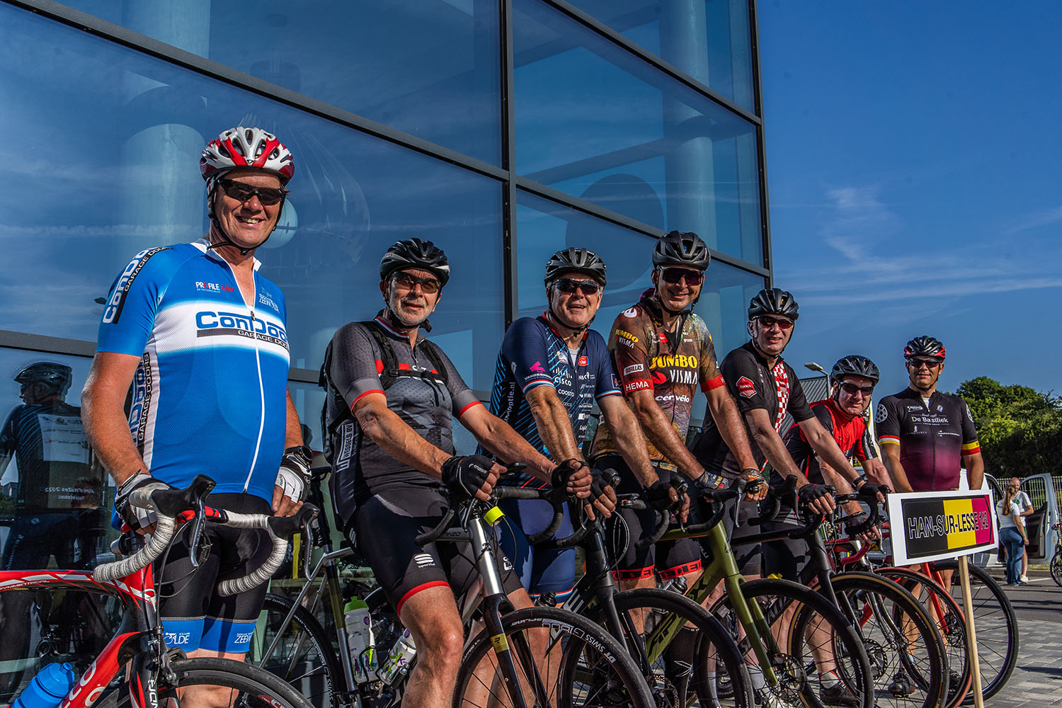 Five Countries fietsers lachen bij start etappe five countries in frankrijk