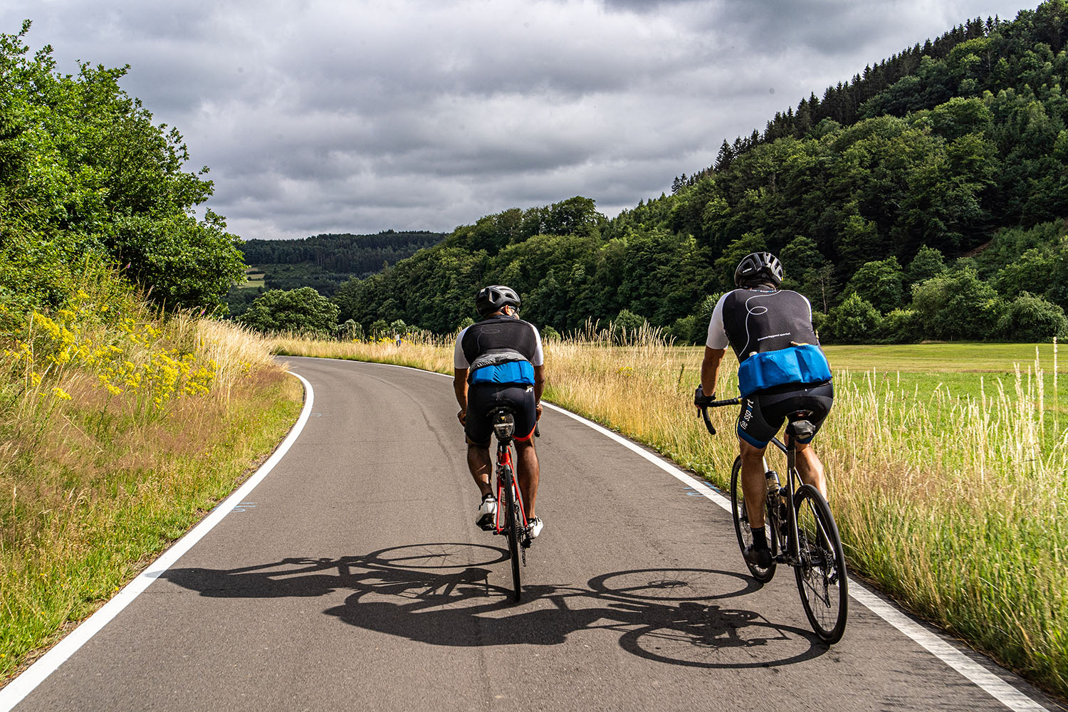 Five Countries fietsers rijden over mooie weg in eifel duitsland