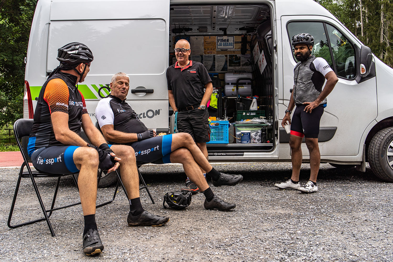 Five Countries fietsers rusten uit bij bus Free Hendriks fiets en mtb service
