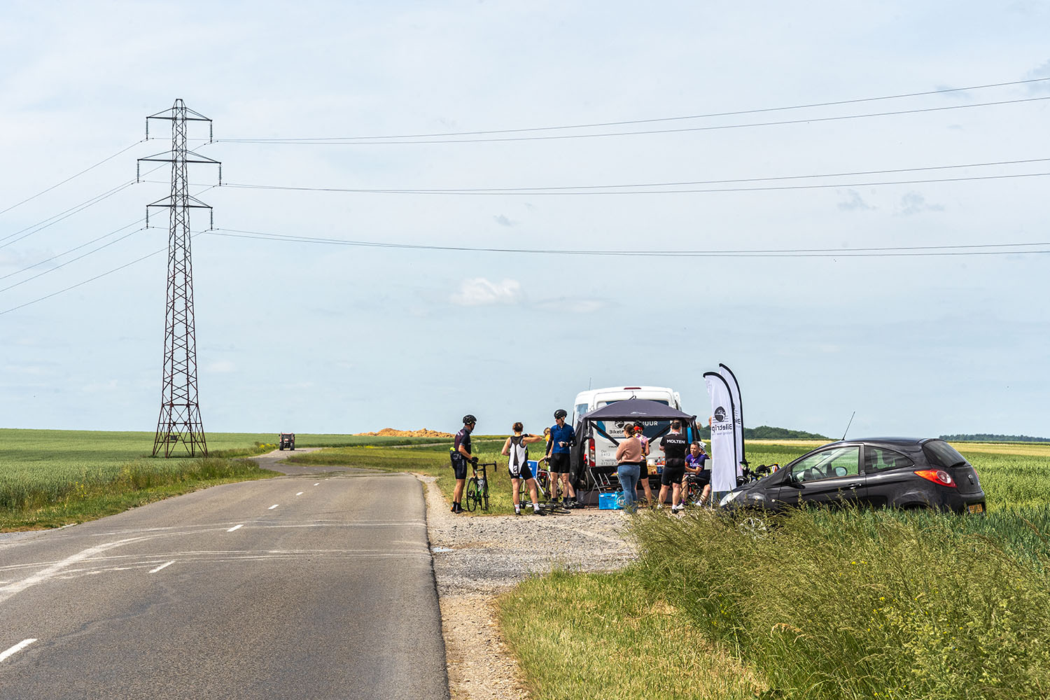 Road to Paris fietsvakantie groep staat bij goede bevoorrading door biketrips