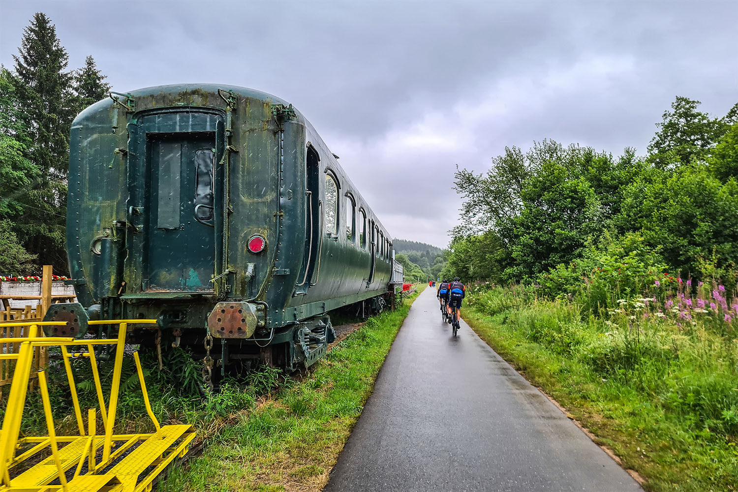 five countries fietsers fietsen langs trein op de vennbahn fietspad