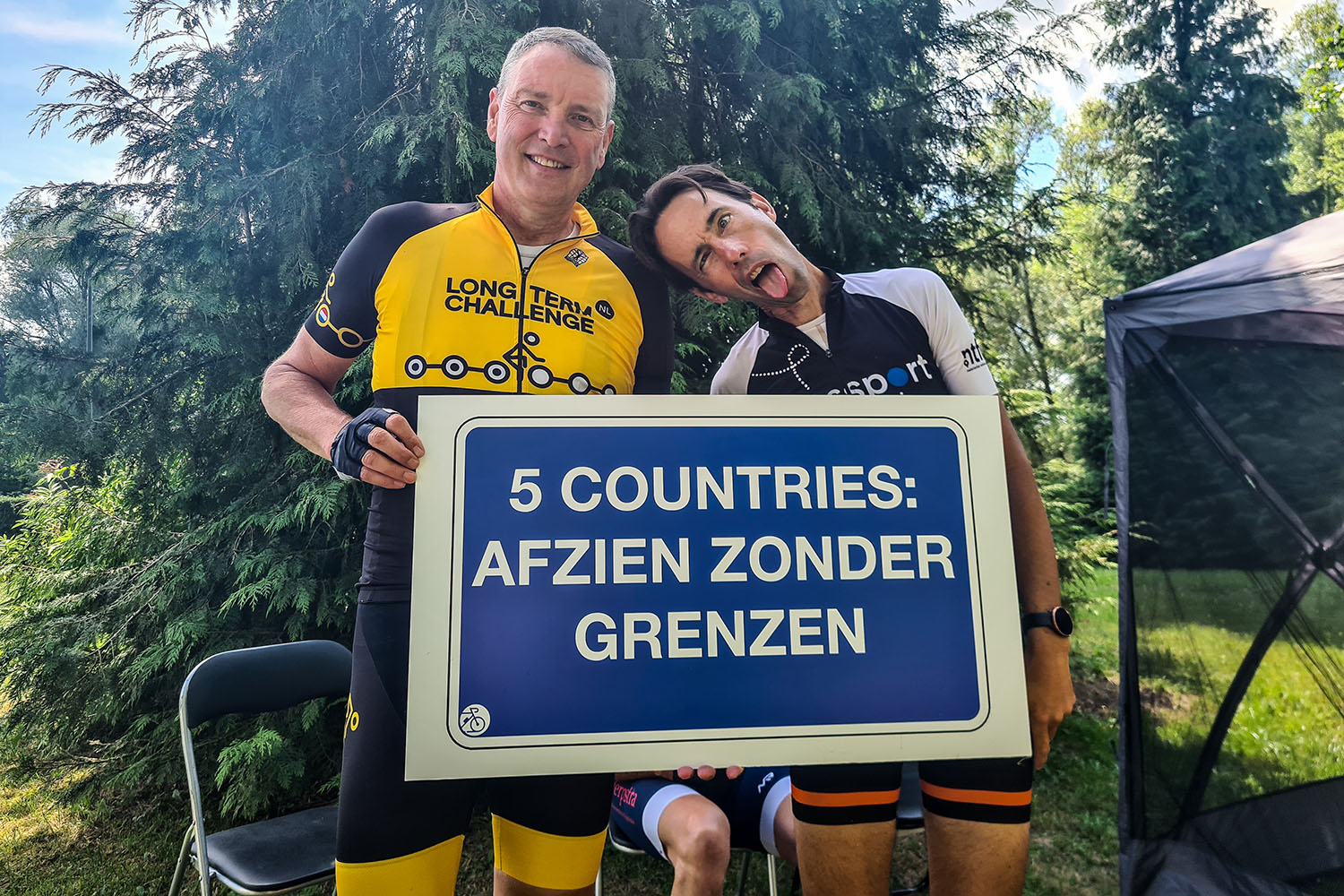 five countries fietsers houden bord vast met five countries afzien zonder grenzen