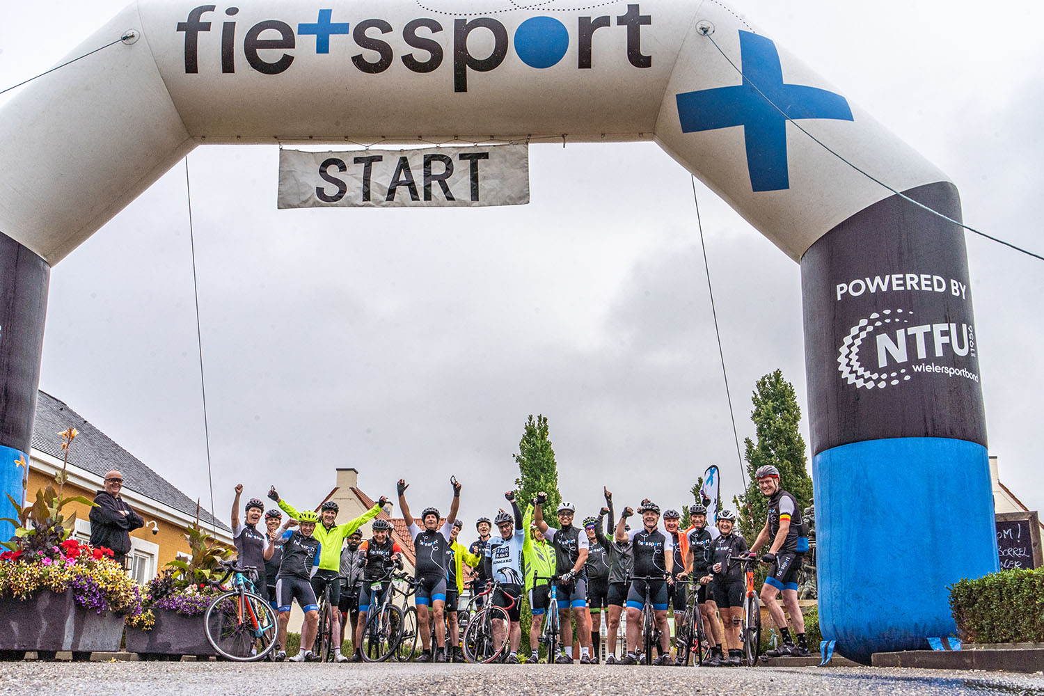 five countries fietsers onder startboog fietsreis bij landal cauberg