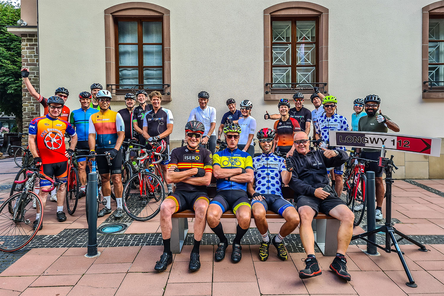 five countries groep fietsers poseert voor groepsfoto