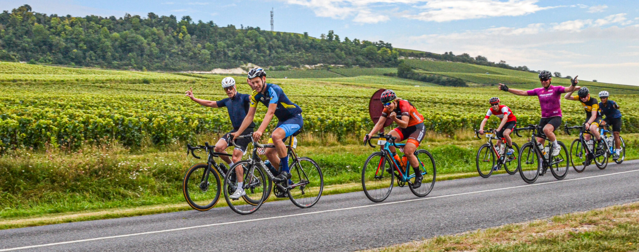 Fietsvakantie Frankrijk wielrenners fietsen bij Reims door champagnevelden