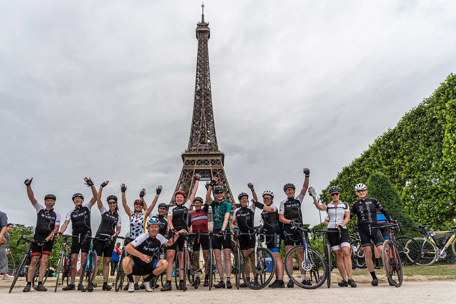 Fietsvakantie Parijs Frankrijk België poseren voor Eiffeltoren