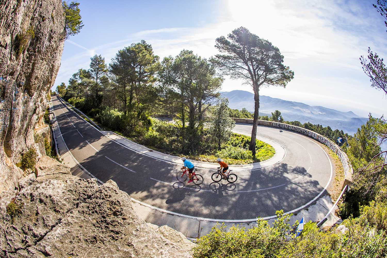 Fietsvakantie Girona in Catalonië fietsen wielrenners door bergen langs prachtige wegen