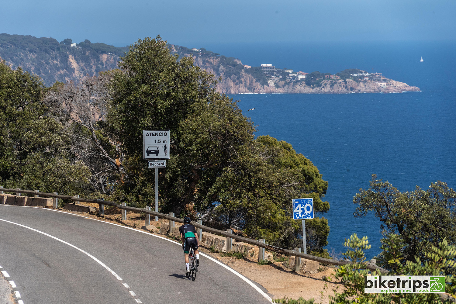 Fietser fietst langs de kust aan de Costa Brava