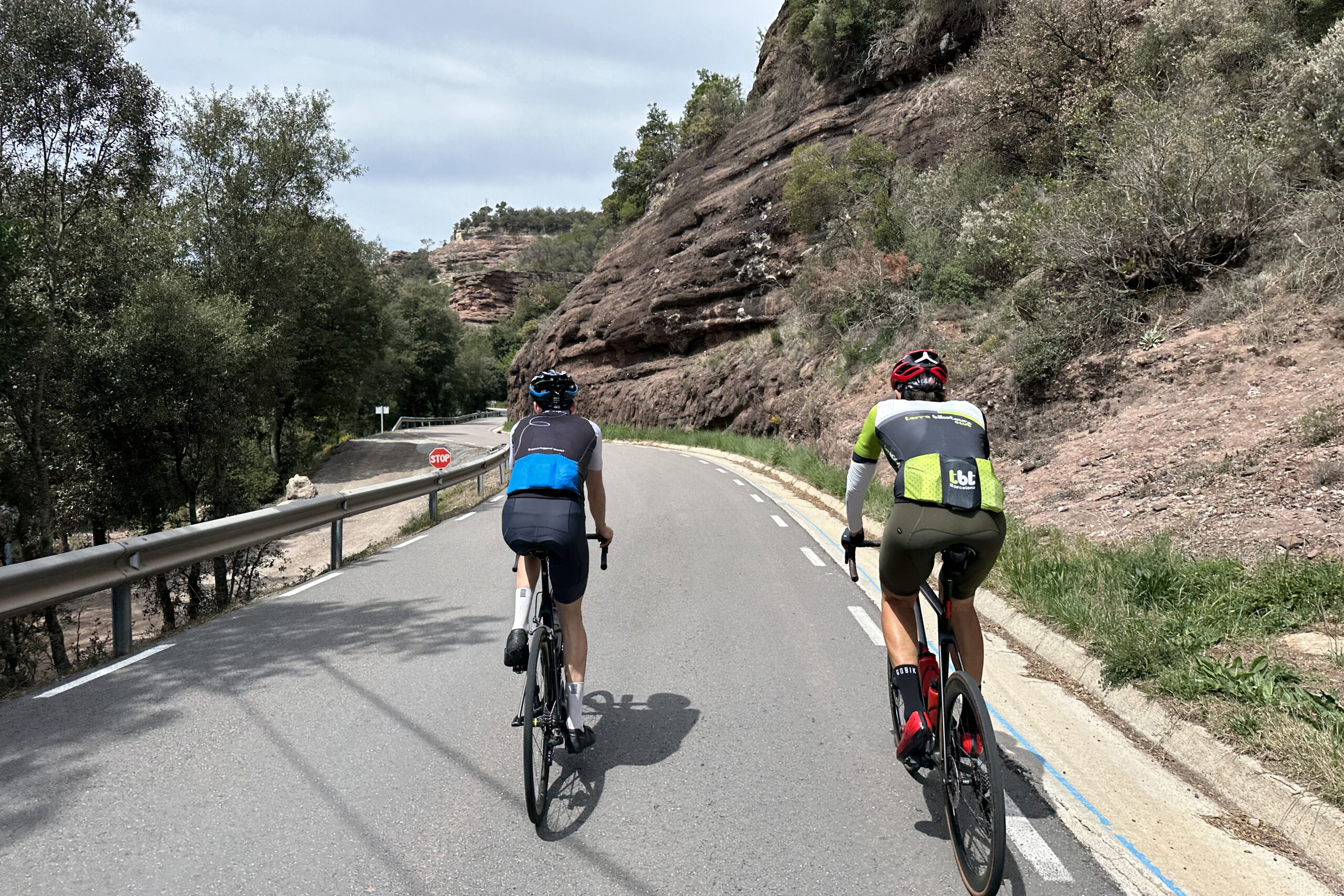 Twee fietsers bij de rotsen in Catalonië in Spanje.