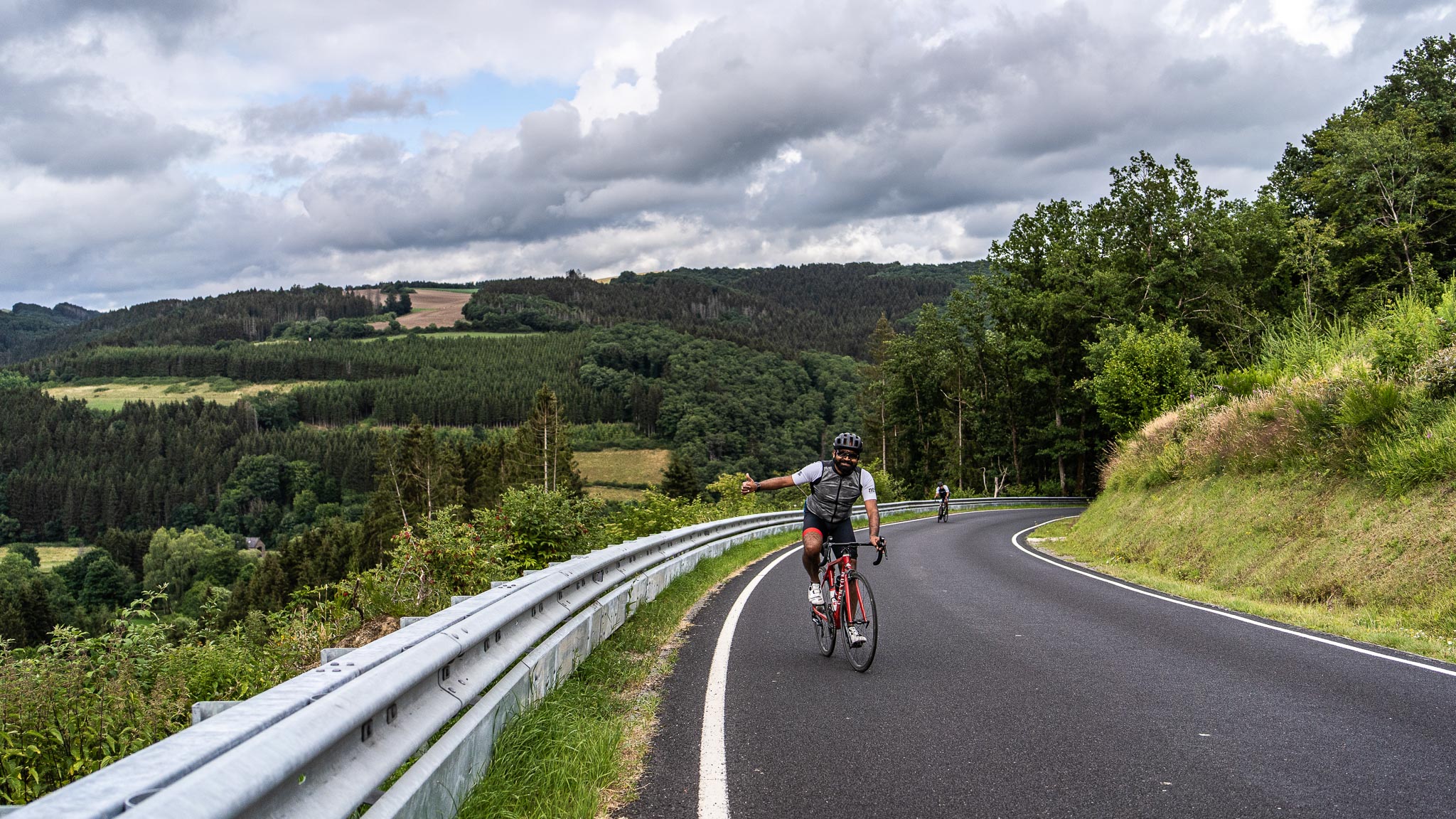 Een fietser steekt zijn duim op tijdens fietsvakantie in Luxemburg met Road to Basel