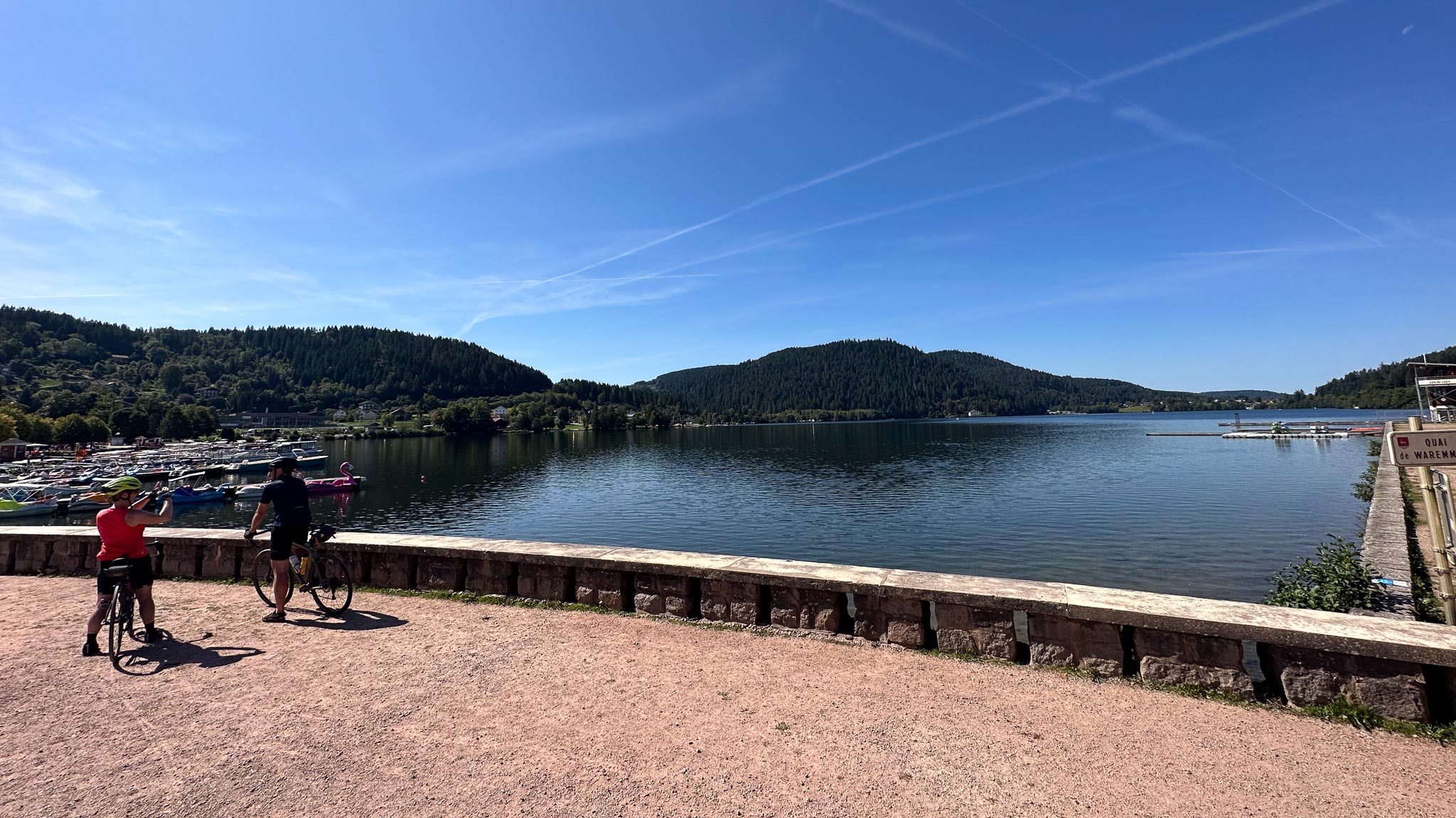 Het meer van Gerardmer is een van de stops tijdens fietsvakantie Road to Basel in de Vogezen