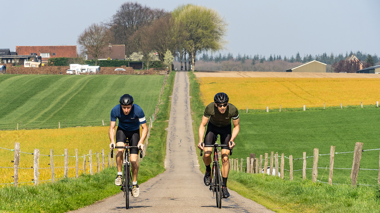Twee fietsers op de wegen rond Klein Amerika op fietsvakantie in het Rijk van Nijmegen in Nederland.