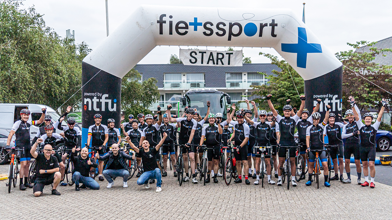 Groep fietsers aan de start van hun fietsvakantie in Nederland.