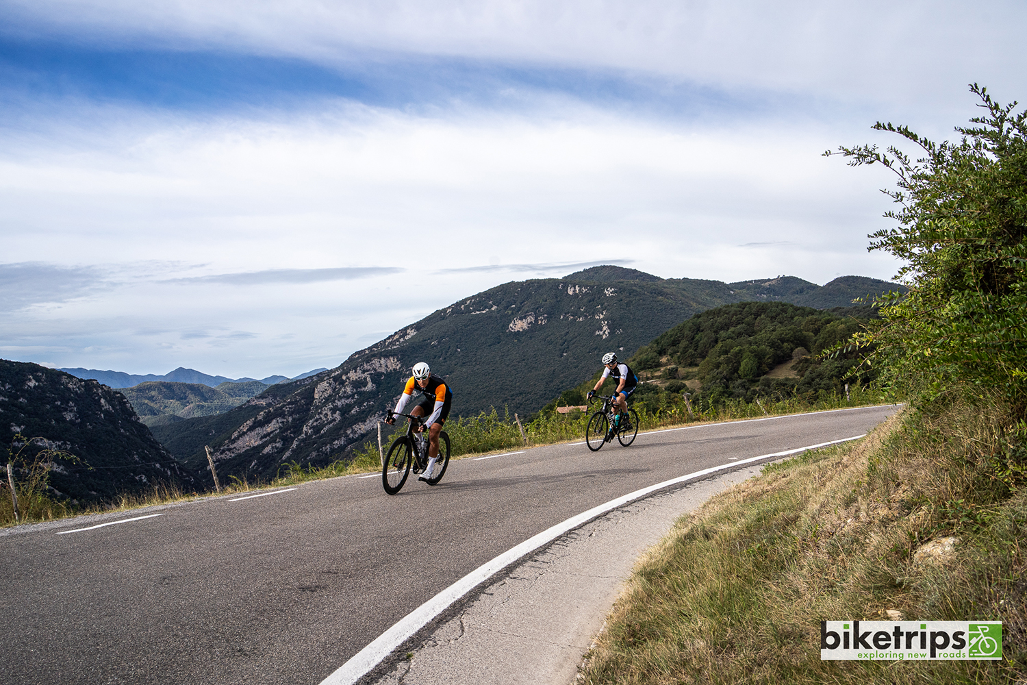 Fietsers dalen af in Alta Garrotxa tijdens fietsvakantie Spanje