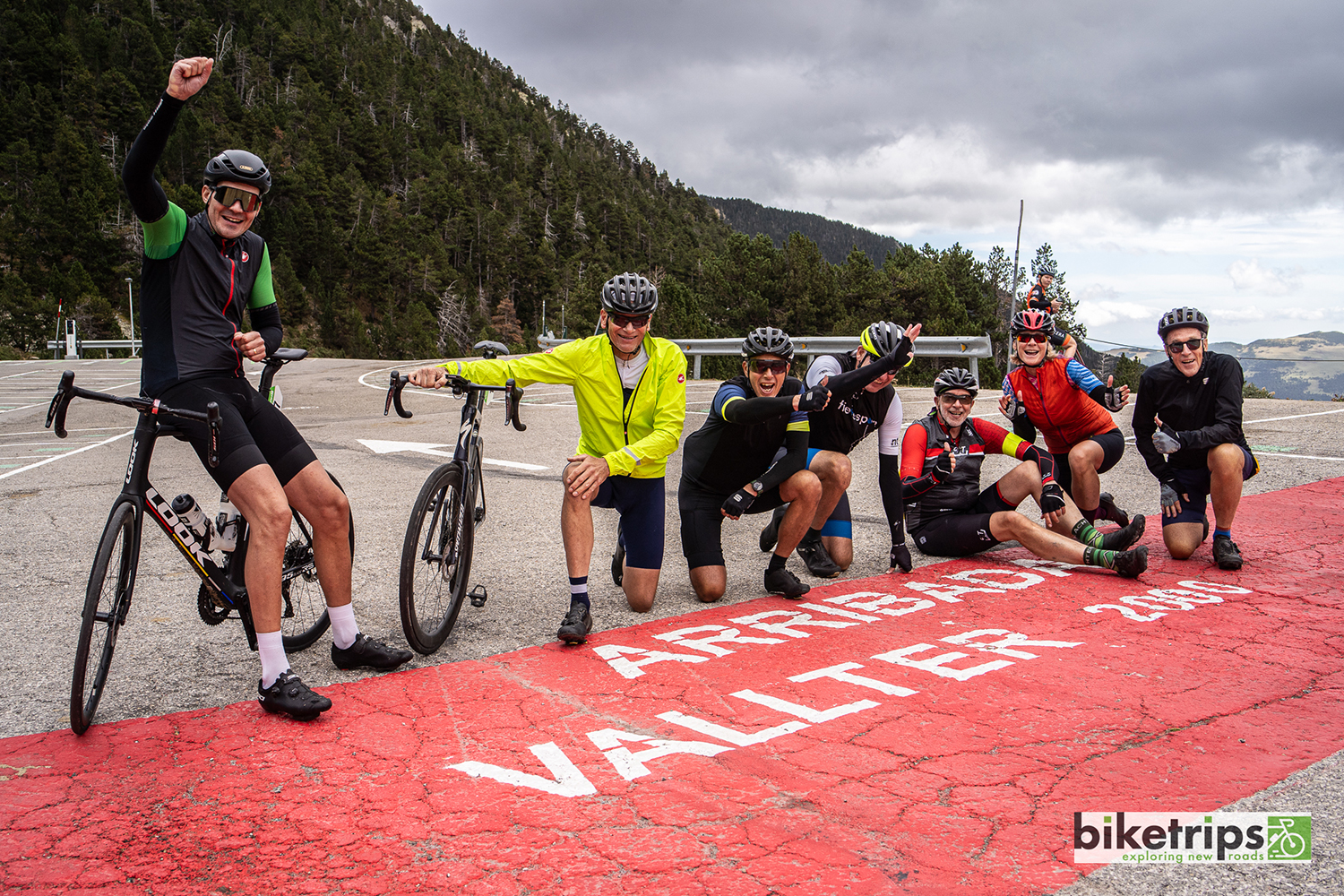 Groep fietsers op de top van Vallter 2000 in de Pyreneeën tijdens fietsvakantie Spanje