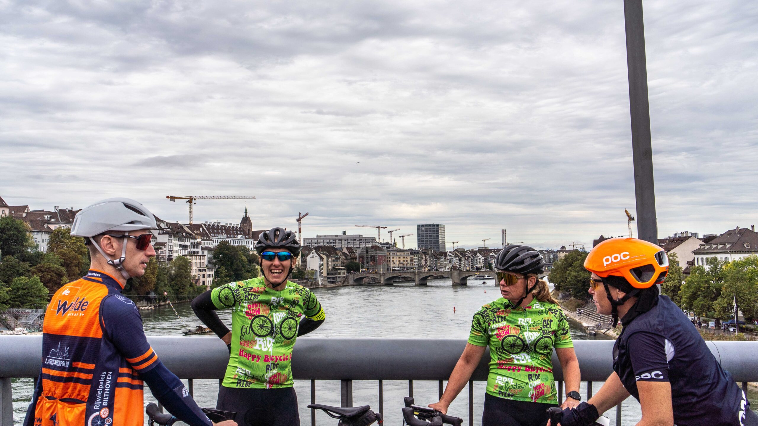 Deelnemers op brug in centrum Basel tijdens groepsreis Road to Basel