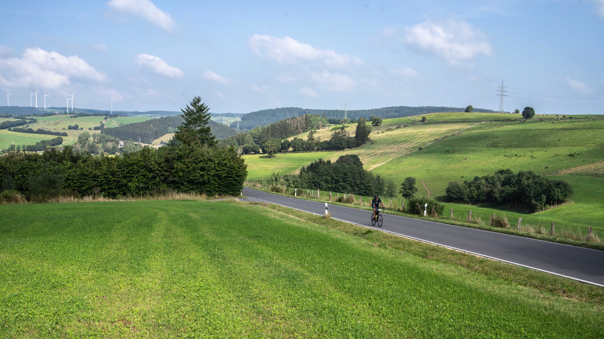 Fietser in Eifel tijdens groepsreis Road to Basel