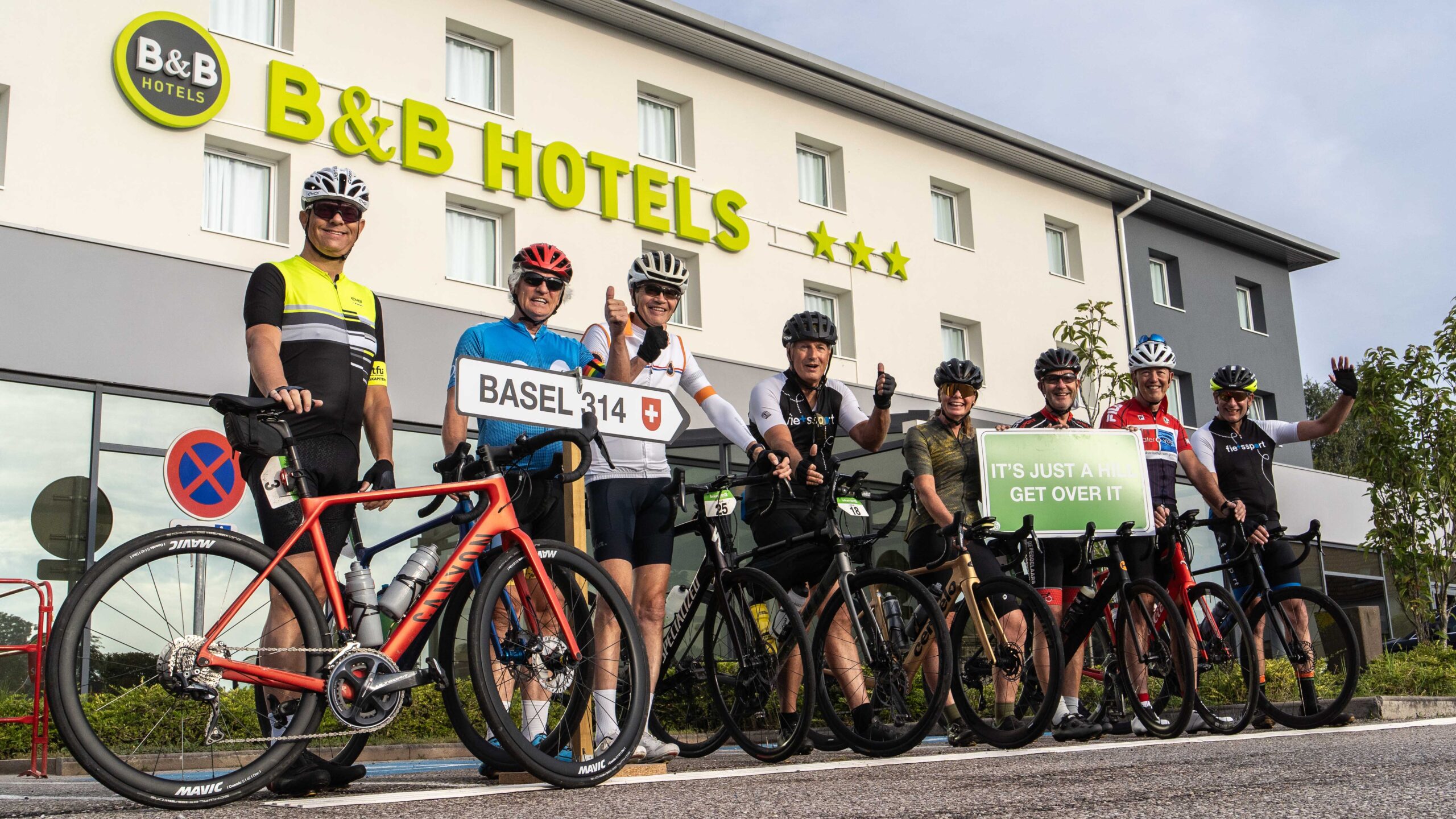 Groep fietsers voor hotel B&B in Saint-Avold tijdens Road to Basel.