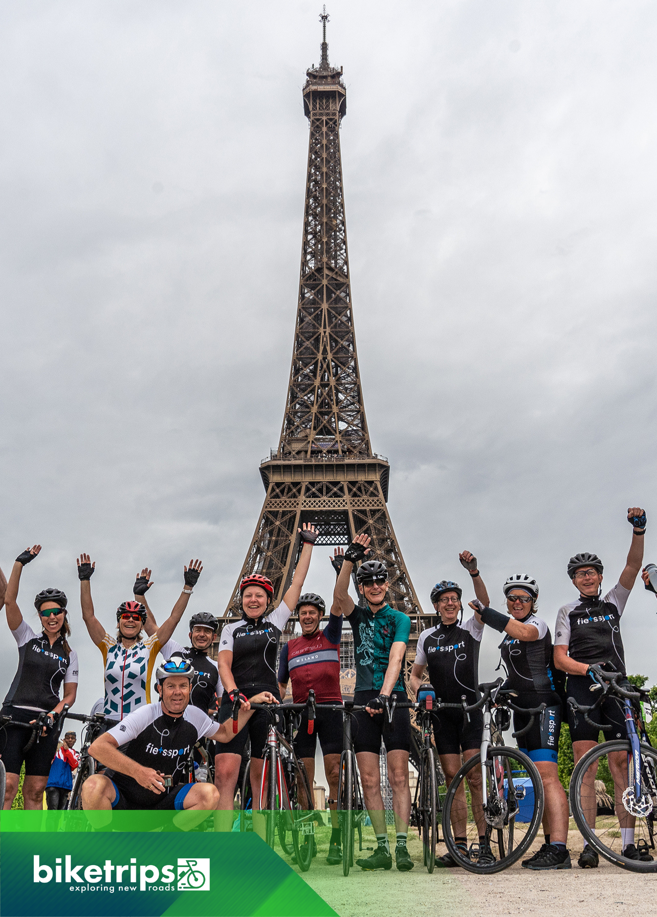 Een groep wielrenners is bij de Eiffeltoren aangekomen na een fietsvakantie van Nederland naar Parijs.