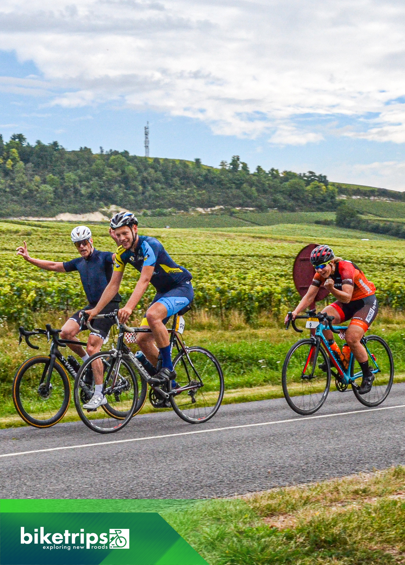 Wielrenners fietsen door champagnevelden voorbij Reims. Ze zijn op weg naar Parijs tijdens een fietsvakantie met Biketrips.