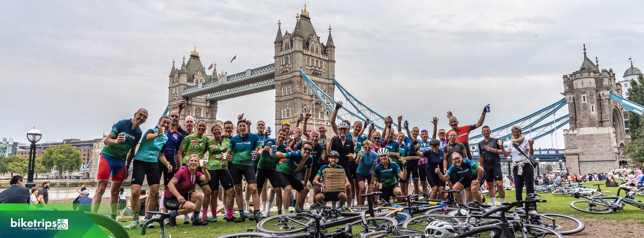 Groep fietsers voor Tower Bridge in Londen bij finish Road to London