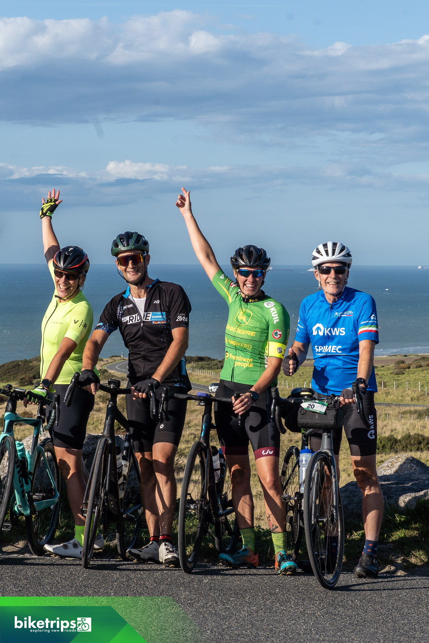 Fietsers poseren met zee op de achtergrond tijdens Road to London