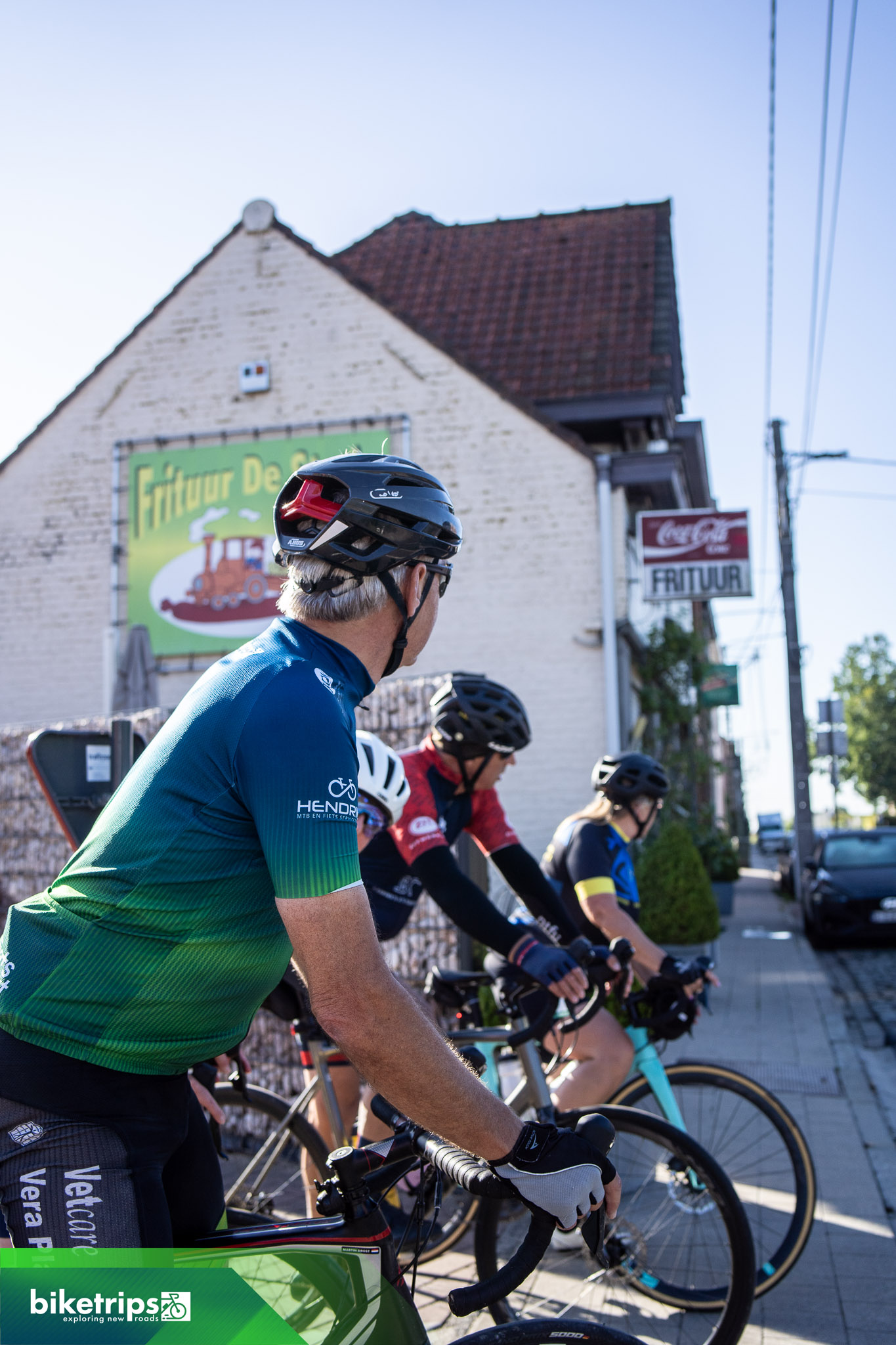 Fietsers stoppen bij frietkot Vlaanderen