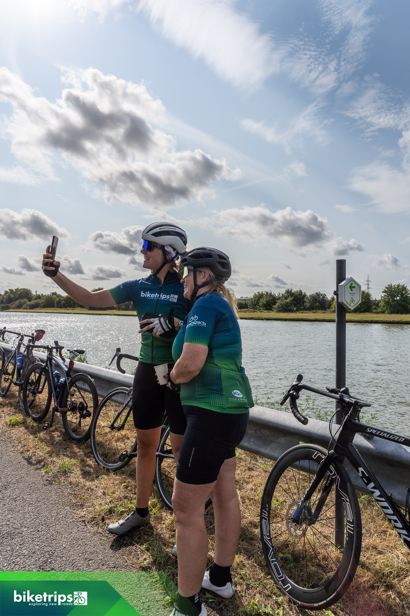 Twee vrouwelijke fietsers maken een selfie.