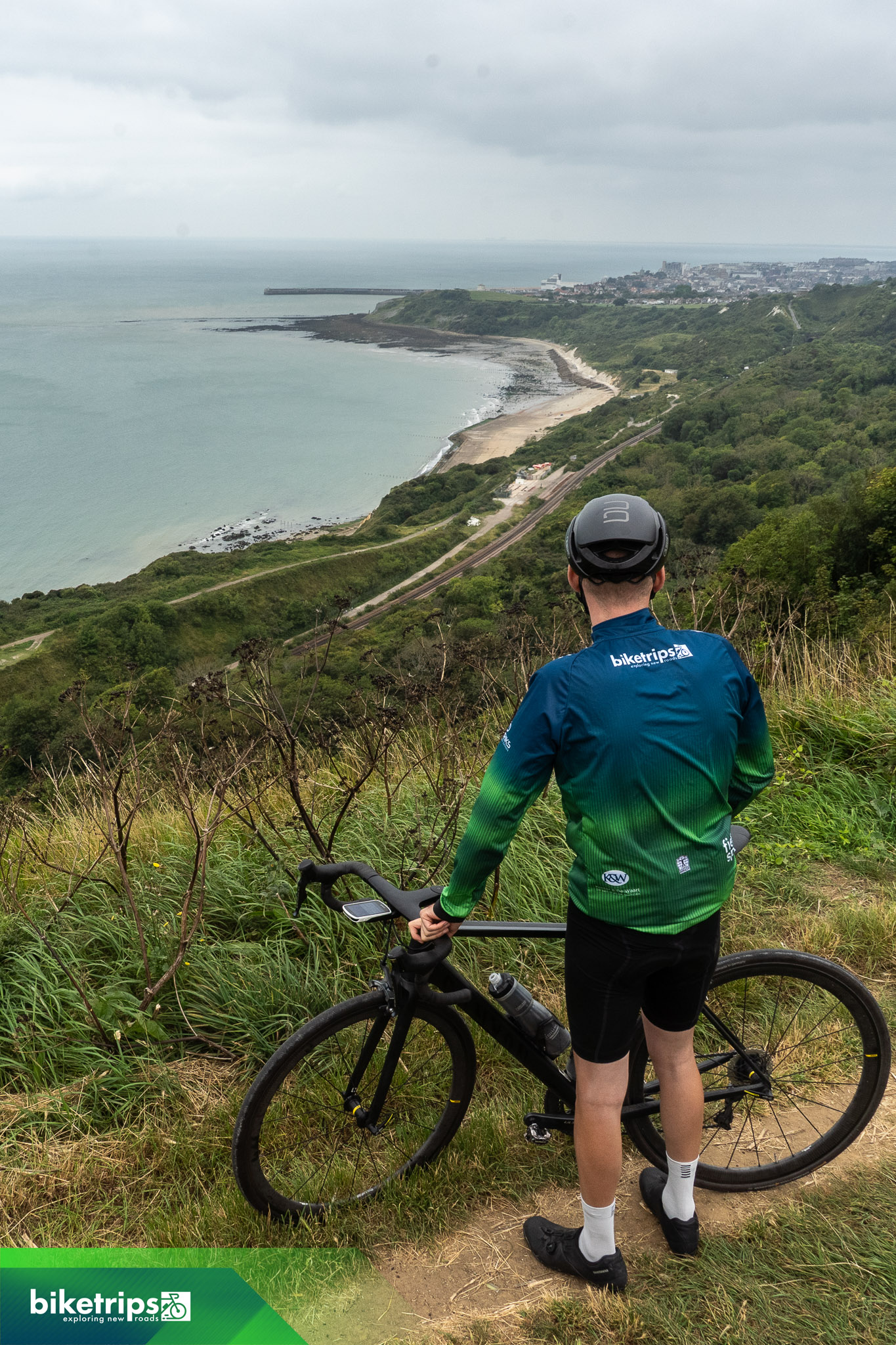 Fietser kijkt uit over de White Cliffs of Dover