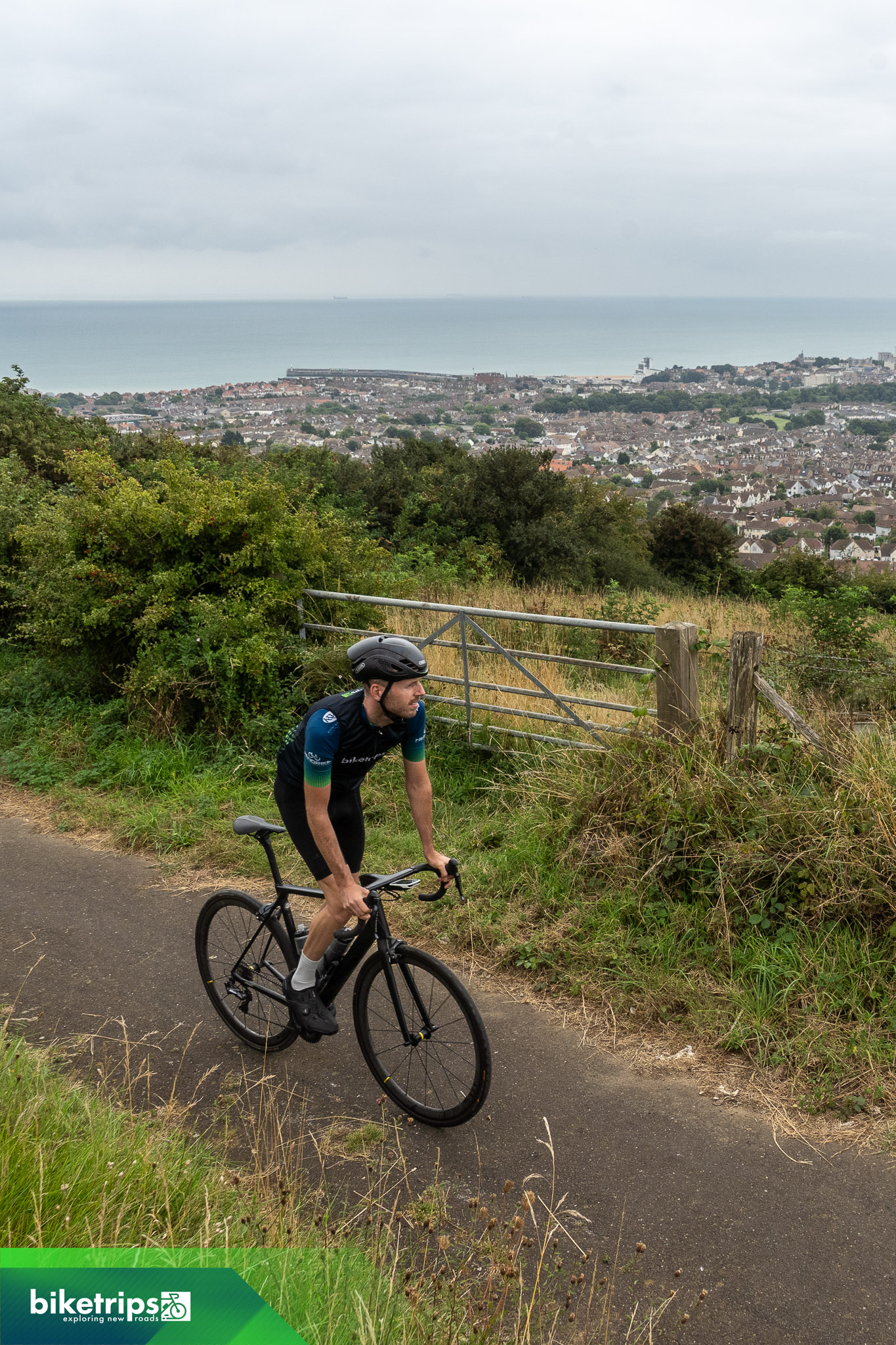 Fietser fietst met uitzicht over kliffen Folkestone