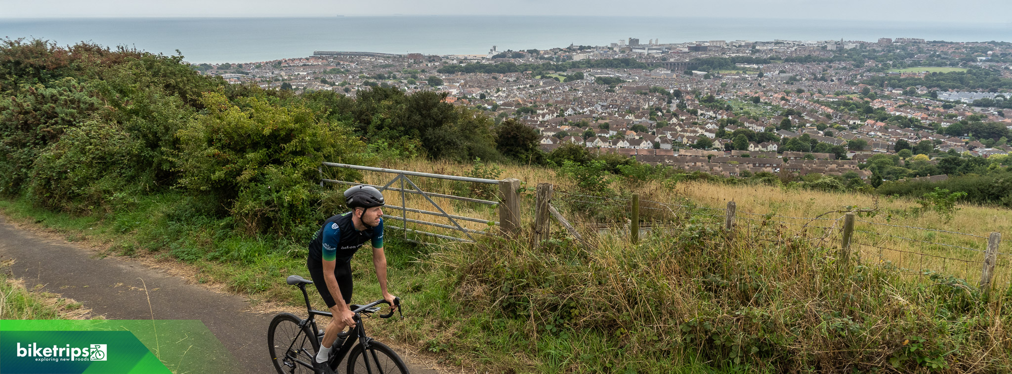 Fietser fietst met uitzicht over krijtrotsen Folkestone in Kent Engeland