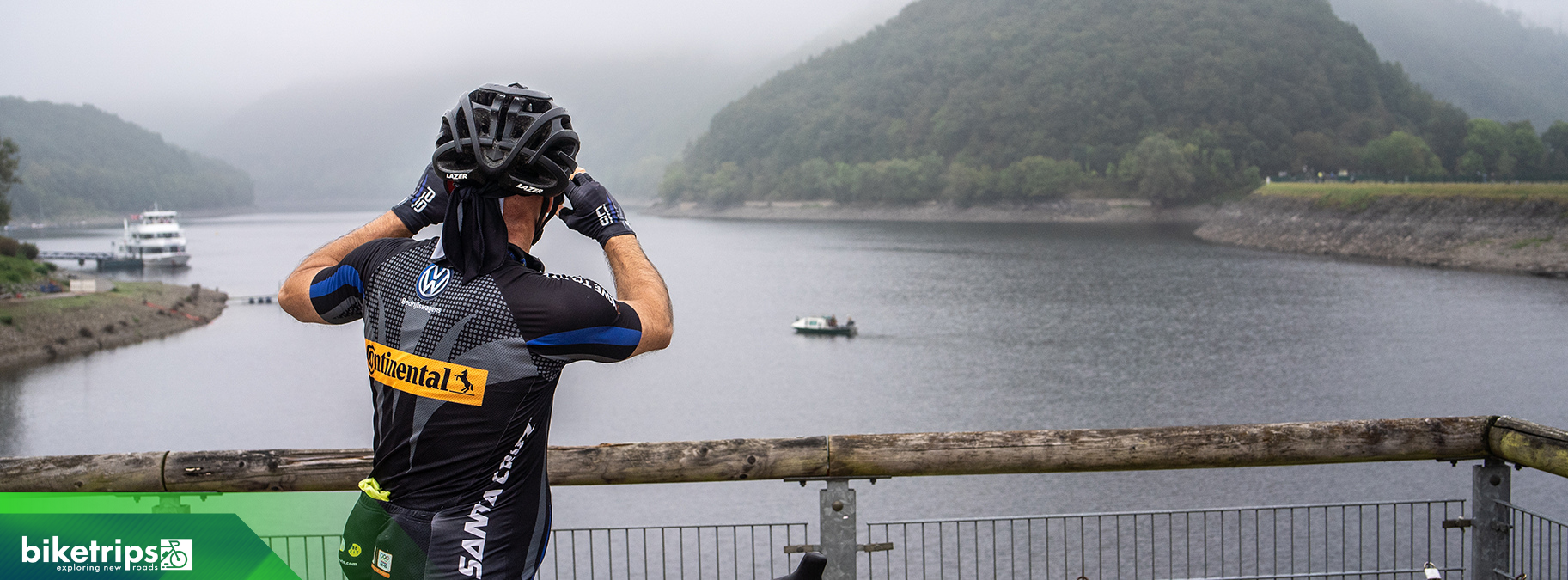 Fietser maakt foto van de Rursee in de Eifel