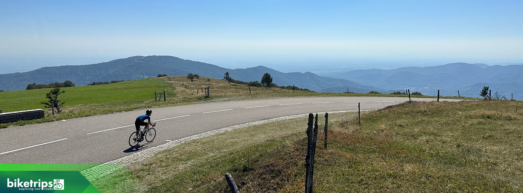 Fietser daalt af van de Grand Ballon in de Vogezen