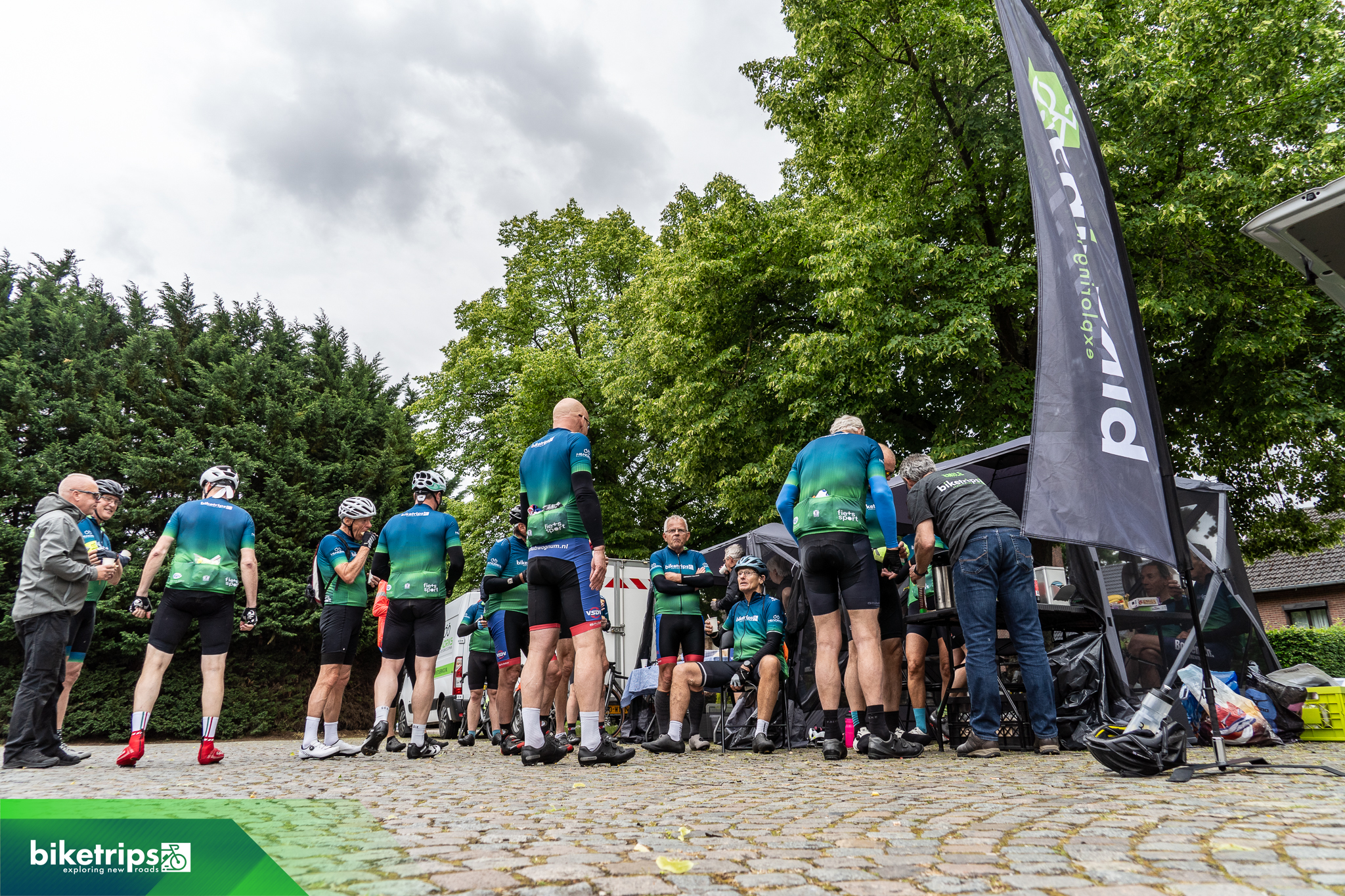 Fietsers bij bevoorrading Road to Paris fietsvakantie