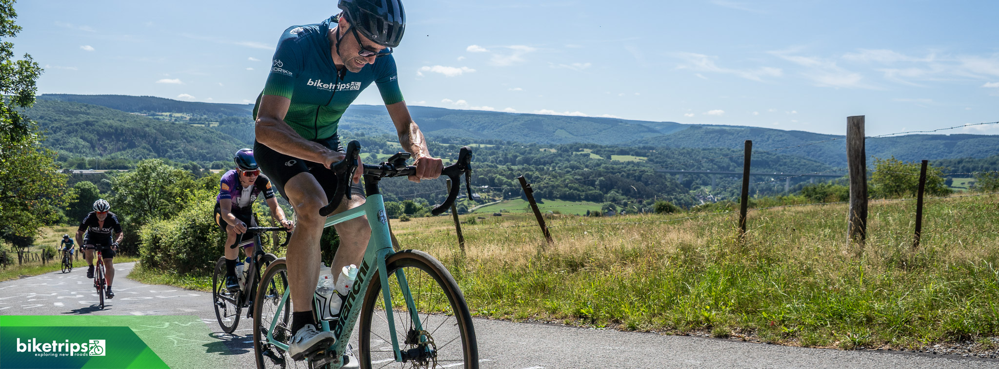 Fietsers beklimmen La Redoute in de Ardennen