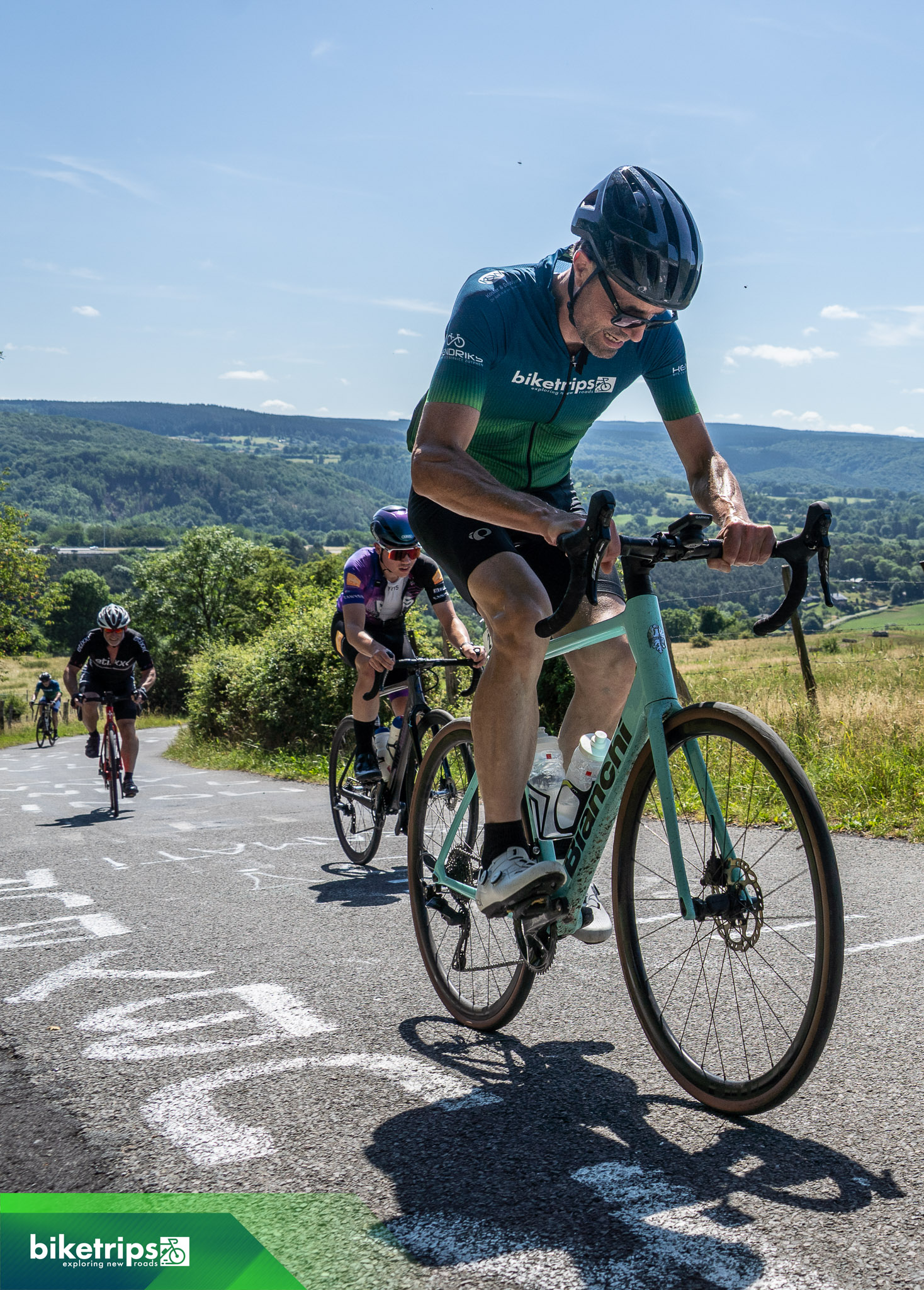 Fietsers beklimmen La Redoute op fietsvakantie Ardennen Remouchamps