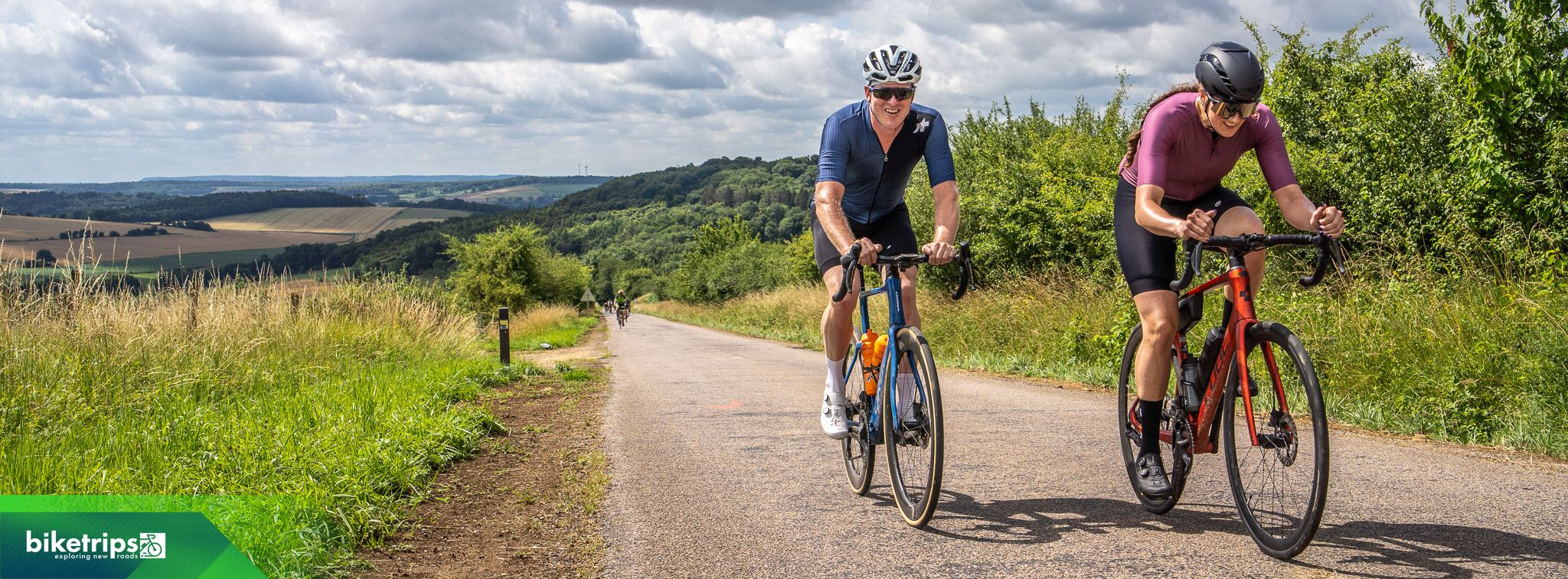 Fietsers beklimmen de Cote du Bievre in Lorraine Frankrijk