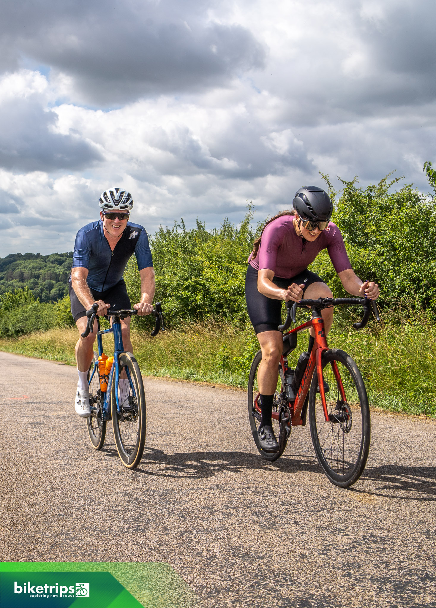 Fietsers beklimmen Cote de Bievre in Lorraine Frankrijk
