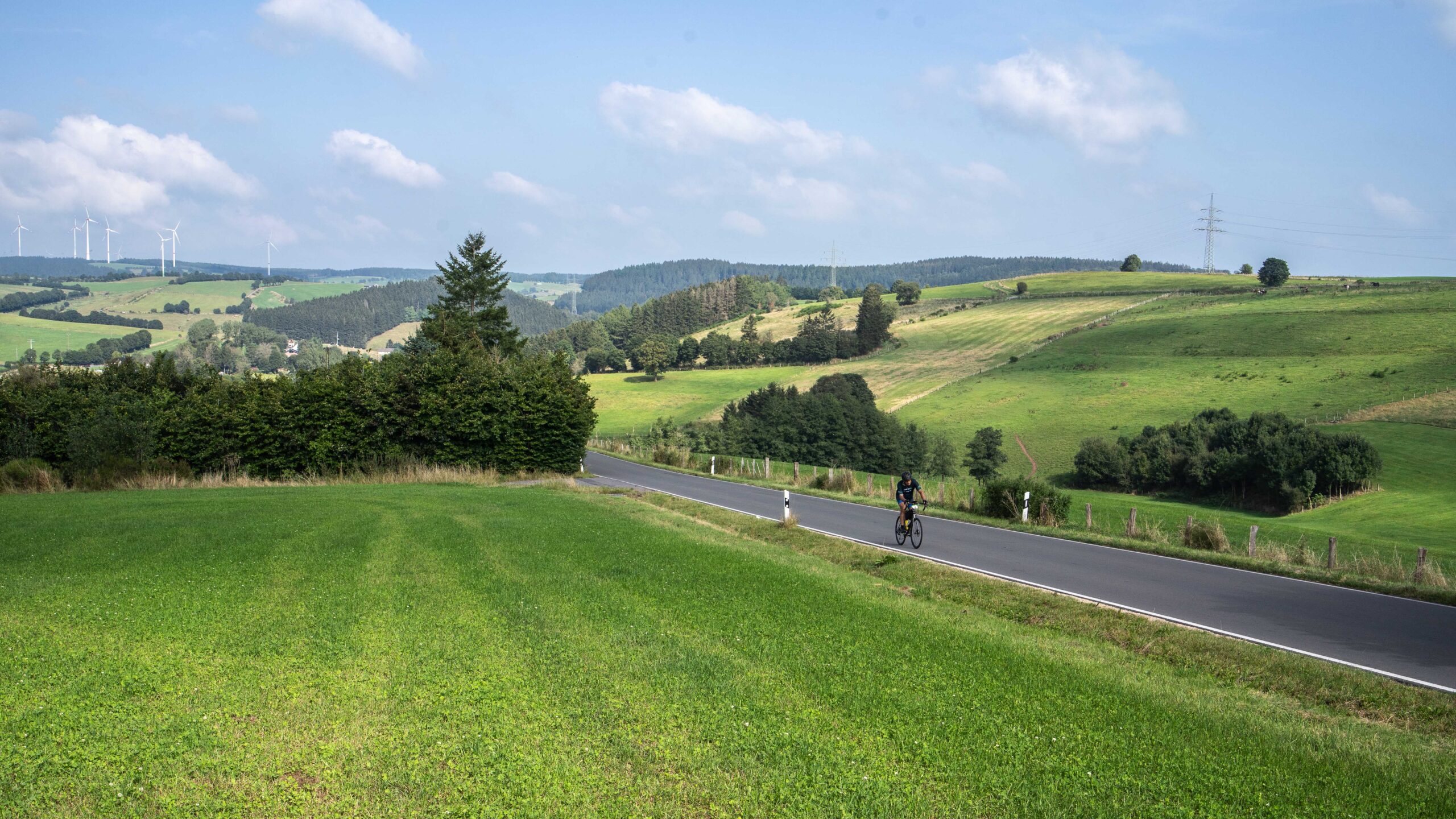 Fietser beklimt helling in de Eifel tijdens Road to Vogezen