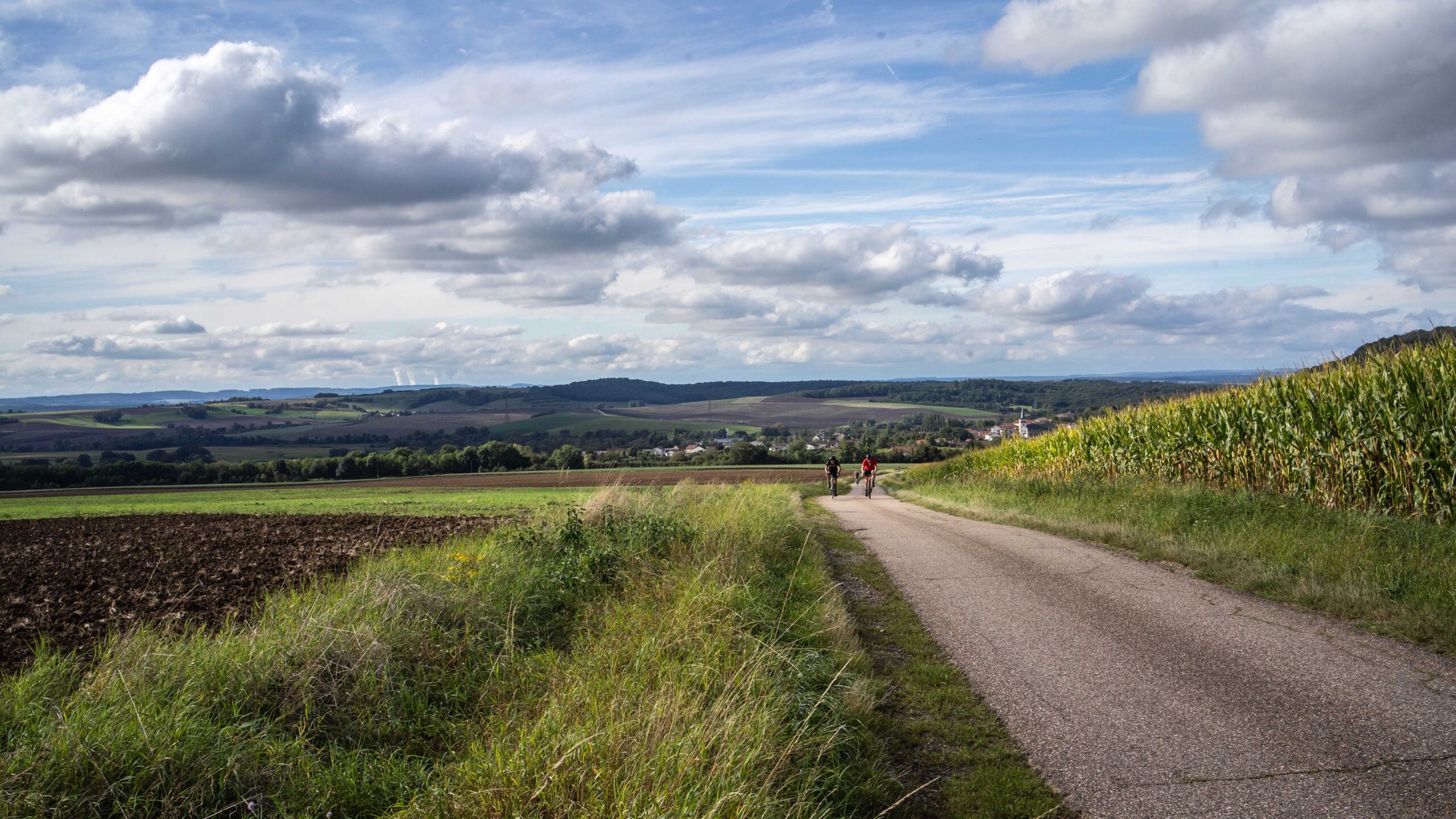 Fietsers beklimmen helling Lorraine met Road to Vogezen
