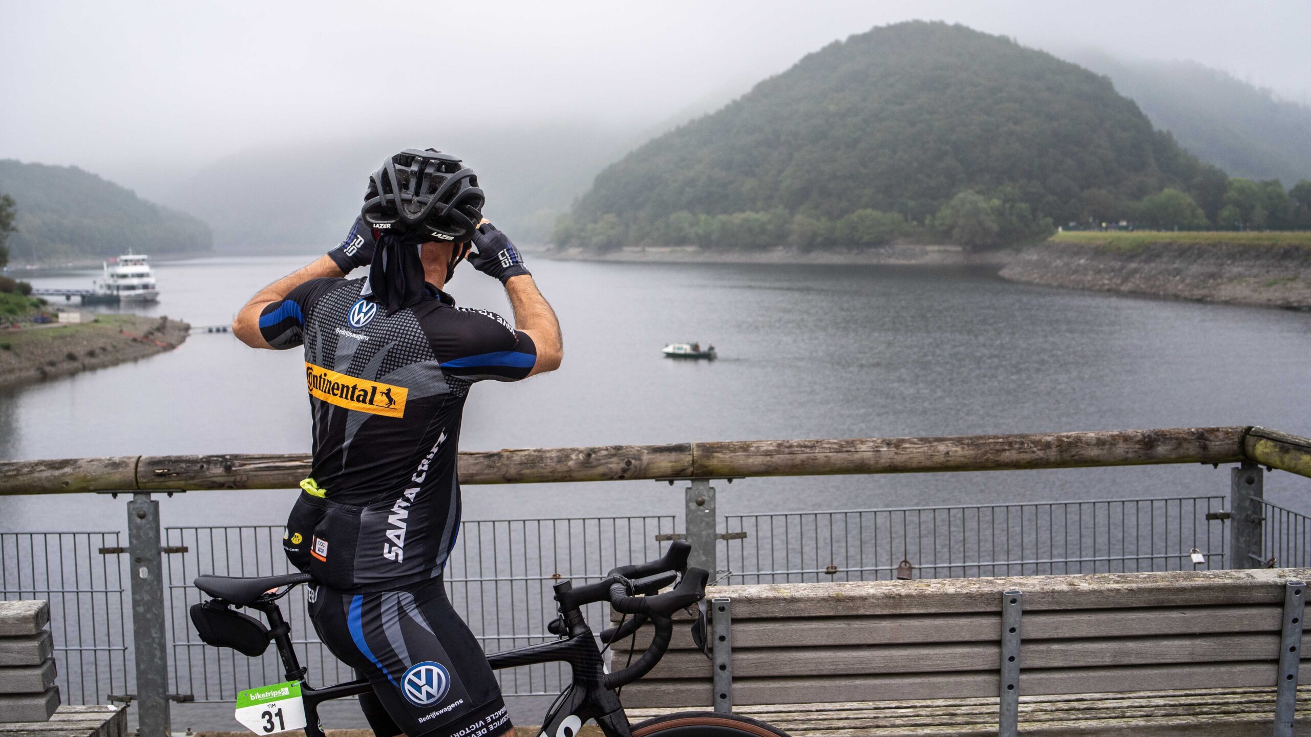 Fietser maakt foto van de Rursee op fietsvakantie Eifel